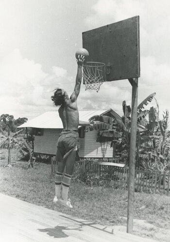 Uno de los chicos jugando