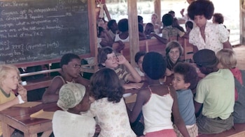 Shanda James dando clases en