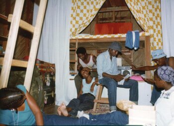 Poncho Johnson peina a Tinetra