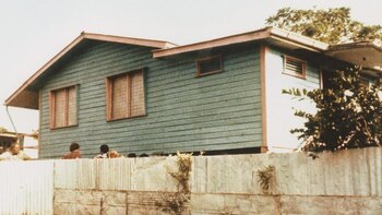 Detrás de las construcciones principales