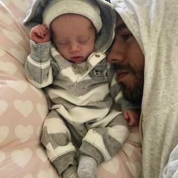 Enrique con su beba. (Foto
