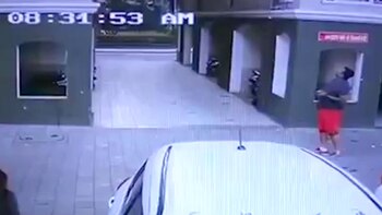 Dos hombres vieron a la