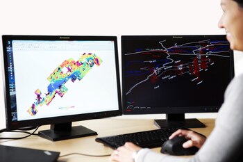 Una ingeniera en minería trabaja