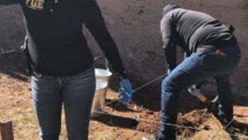 Los policías en una fosa