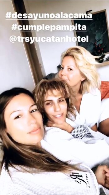 Pampita, durante su cumpleaños, con