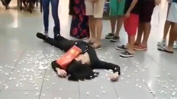 Un hombre se tira al