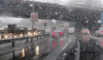 Automóviles pasan por la nieve en una autopista urbana en Berlín el 17 de enero de 2018 (AFP)