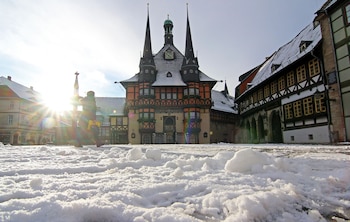 La nieve cubre el mercado y el ayuntamiento de Wernigerode en la región de Harz, Alemania central, el 17 de enero de 2018 (AFP)