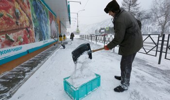 Un hombre remueve la nieve