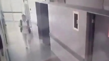 Una enfermera camina por un