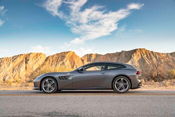 El Ferrari GTC4Lusso, el único