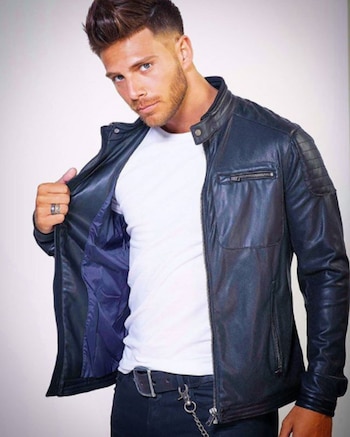 Nacho interpreta a un taxi