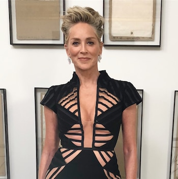 Sharon vestida de negro para