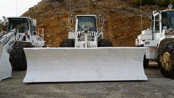 El Ejército de Israel cuenta con diferentes excavadoras para limpiar los caminos nevados (Fotos: FDI)