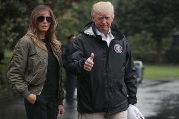 29/8/2017 Donald Trump saluda junto a su esposa antes de abordar el helicóptero que los trasladará desde la Casa Blanca para ver los daños que el huracán Harvey ocasionó en Texas.