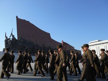 Oficiales se retiran tras brindarle