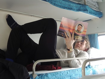 Un turista lee un libro