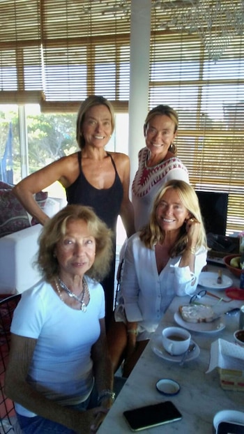 Con su madre. De tal