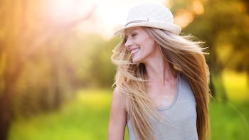 Usar ropa clara, gorra, sombrero