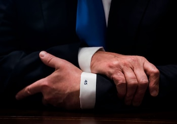 9/1/2017 Las mangas de la camisa de Trump, con el 45, su número de Presidente de los Estados Unidos, duranet una reunión con legisladores para discutir las leyes de inmigración