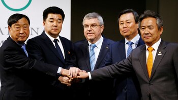 Thomas Bach junto a representantes