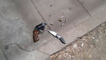 El arma y el cuchillo con los que el agresor atacó a Daniel Cavana