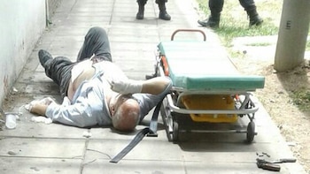 El hombre que fue herido después de la discusión en el supermercado (Twitter: @TroncosoGuille)