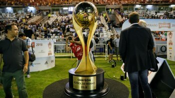 La copa por ser el campeón del Superclásico de verano