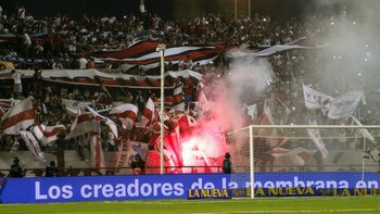 Bengalas, banderas y cánticos: la gente de River llenó la popular del Minella