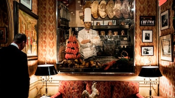 Un hombre observa un retrato