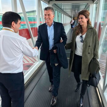 Con pantalones negros, remera de