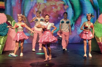 Lourdes sobre escenario con su