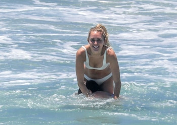 Ajenos a los paparazzi, Miley y Liam disfrutaron de las olas como si estuvieran solos.