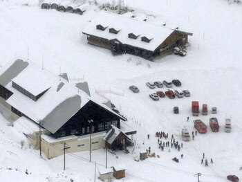Ambulancias y camiones de los