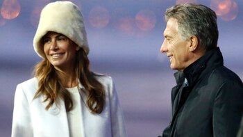 Mauricio Macri y Juliana Awada, en su llegada al aeropuerto internacional de Vnukovo en Moscú. (REUTERS/Sergei Karpukhin)