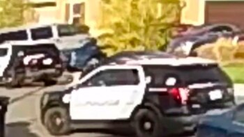 Un auto de policía llega