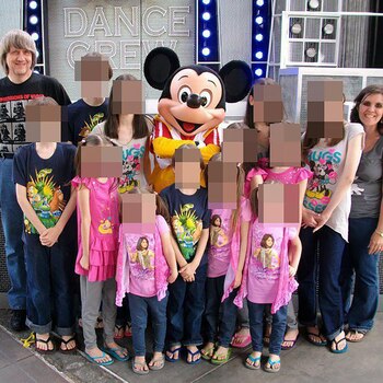 Los Turpin junto a Mickey