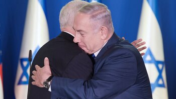 El abrazo de Mike Pence