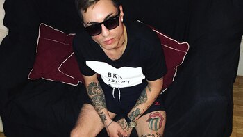 El reloj. En su brazo