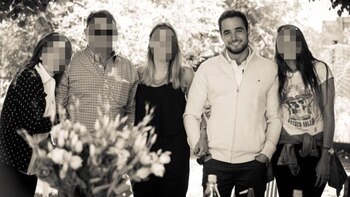 Alcanoni, junto a sus padres