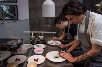 Se formó y aprendió adentro