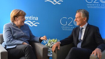 Mauricio Macri sonríe junto a