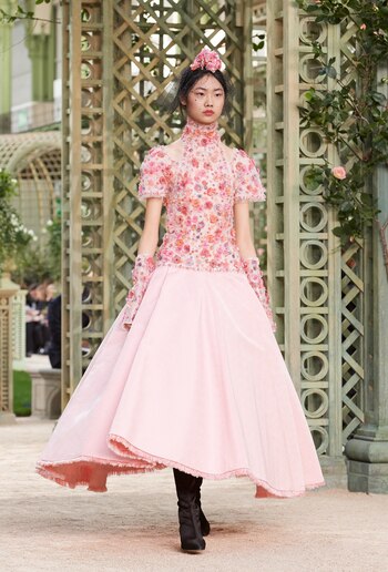 Bordados y falda en A,