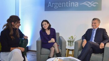 Juliana lució una pulsera enchapada,