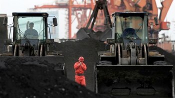 Un empleado camina entre cargadores