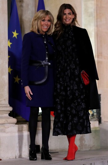 Juliana con un vestido de terciopelo