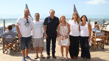 El ministro Santos junto a