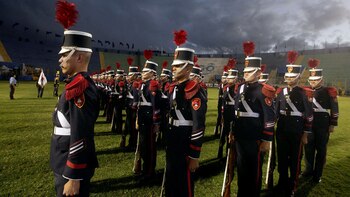 Los cadetes llegan para asistir