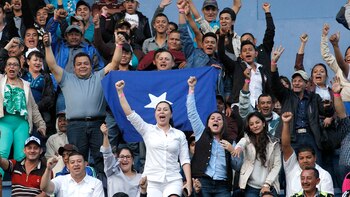 Los simpatizantes aclaman mientras aguardan