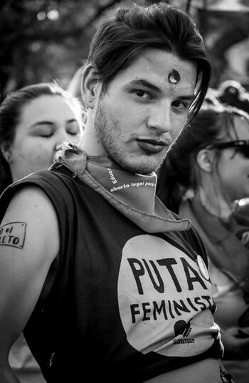 Además de su trabajo, milita